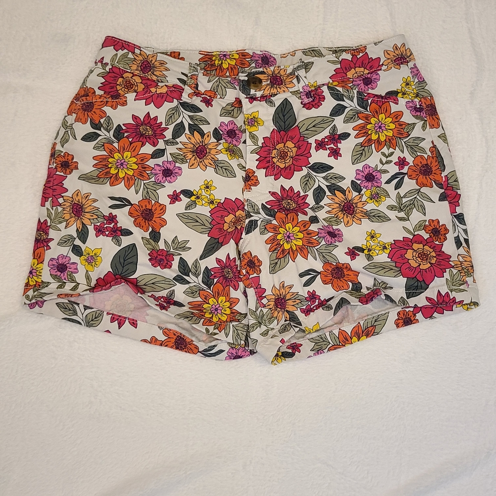 St. John’s Bay Floral Mid-Rise Shorts | 5” Inseam | Summer Print | Size 6 - Picture 2 of 4